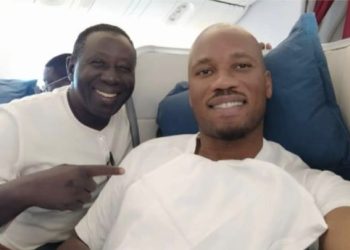 ouré Aboubacar dit Tonton Bouba, de retour de France pour Abidjan s’est retrouvé dans le même vol que le célèbre footballeur ivoirien Didier Drogba