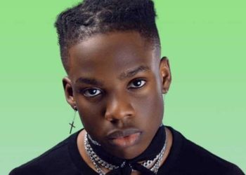 A Londres, Rema s’effondre en plein concert et revient sur scène
