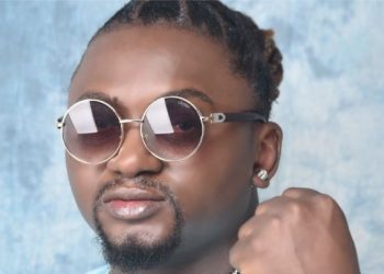 Azaya, de son vrai nom Mamady Kamissoko et communément appelé «le Messie de la musique guinéenne» a été sacré «Meilleur Artiste de l’Afrique de l’Ouest» au Prix International des Musiques Urbaines et Coupé-Décale (PRIMUD) 2022