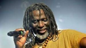 Tiken Jah Fakoly, de son vrai nom Doumbia Moussa Fakoly, l'auteur-compositeur-interprète et chanteur reggae ivoirien tiendra une conférence de presse le dimanche 14 novembre 2022