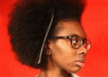 Keziah, 12 ans, jeune reporter de la radio anglaise BBC, veut mettre en lumière les cheveux afro