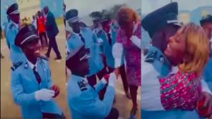 le sergent stagiaire de police Koffi Kouassi Arnold Miguel a demandé sa fiancée en mariage
