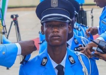 En marge de la cérémonie de baptême et de remise d’épaulettes qui a eu lieu le jeudi 10 novembre 2022 à l’Ecole de Police d’Abidjan un policier a posé un acte inattendu