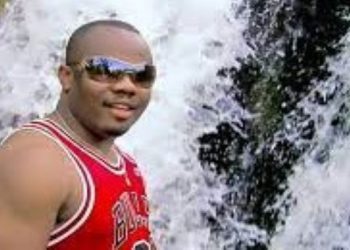 Aly Veruthey avec son style musical qui vacille du reggae soft, à la salsa en passant par le Zouk et la variété ; organise en collaboration avec One Way Production ses 25 ans de carrièr