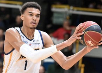 Victor Wembanyama dit Wemby est un basketteur français, d'origine congolaise, né au Chesnay, dans les Yvelines