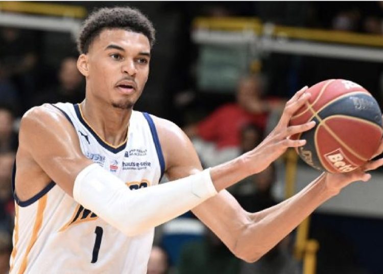 Victor Wembanyama dit Wemby est un basketteur français, d'origine congolaise, né au Chesnay, dans les Yvelines