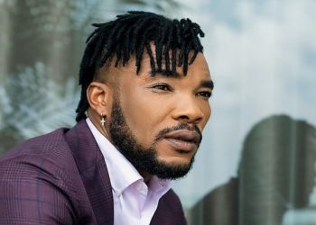 Serey Dié parle à Josey