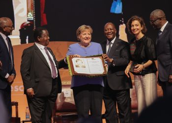 Angela Merkel porte désormais un nom Akan décerné par les chefs coutumiers