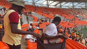Les supporters ivoiriens nettoient stade bouaké