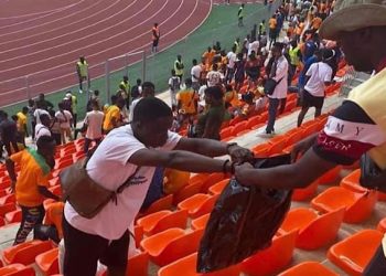 Les supporters ivoiriens nettoient stade bouaké