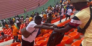 Les supporters ivoiriens nettoient stade bouaké