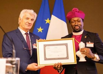 Le prix d’honneur de l’humanitaire en Côte d’Ivoire a été décerné le lundi 24 avril 2023 au Bishop Ouattara Mohamed Idriss