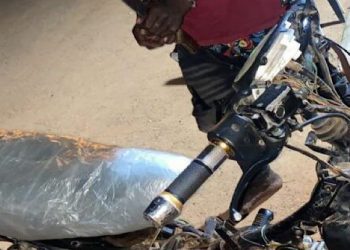 Un individu à moto détenant une machette