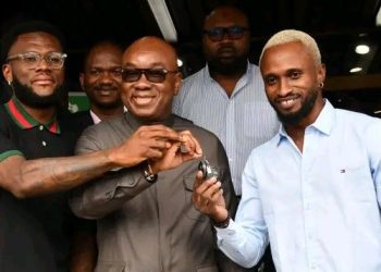 Pacôme Zouzoua reçoit le prix du meilleur joueur