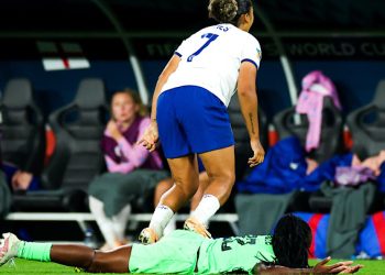 Lauren James marche sur son adversaire