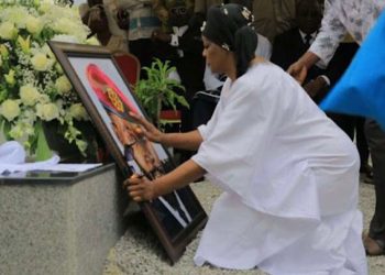 Tina Glamour et sa famille sur la tombe de DJ Arafat