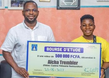 Aïcha trembler obtient une bourse d'étude