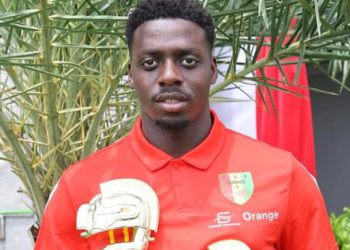Mohamed Bayo reçoit son prix de meilleur sportif de l’année en Guinée