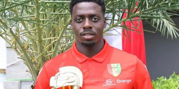 Mohamed Bayo reçoit son prix de meilleur sportif de l’année en Guinée