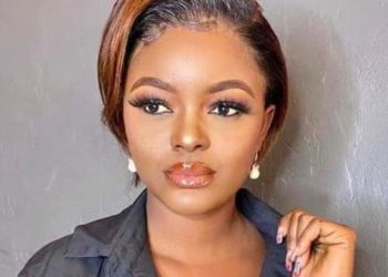 la chanteuse gabonaise Créol