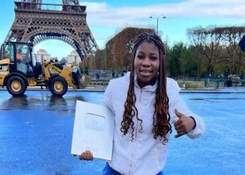 Aïcha Trembler célèbre son prix youtube