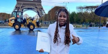 Aïcha Trembler célèbre son prix youtube