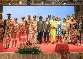 Yahn Aka et son équipe « l'ARTISTIQ » ont présenté sur scène l'adaptation théâtrale