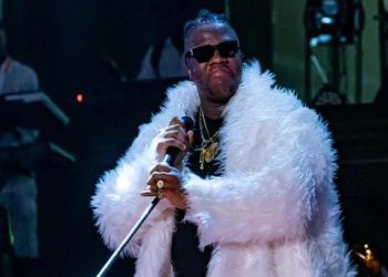 Apoutchou National à son père adoptif