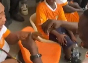 Un homme demande en mariage à sa copine