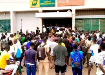 De longues files d’attentes à Yamoussoukro pour l’achat de tickets