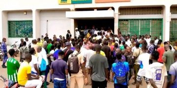 De longues files d’attentes à Yamoussoukro pour l’achat de tickets