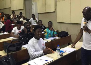 Diawara Adama a dispensé un cours Magistral de Mécanique du Point avec les étudiants de la première année de Physique-Chimie