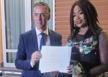 Oumou Sangaré élevée au rang d’officier de l’Ordre