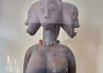 Le masque de la femme à cinq visages