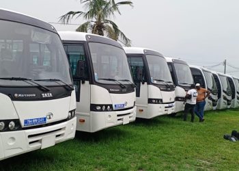 La FIF remet 13 nouveaux bus