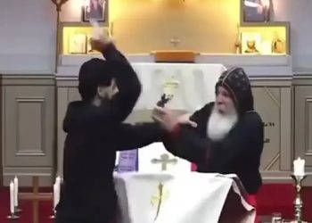 un évêque poignardé lors d’une messe