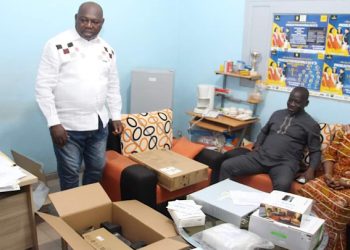 La radio la voix du N'ZI a reçu le vendredi 3 mai 2024 un important don d'équipements radio et matériel informatique