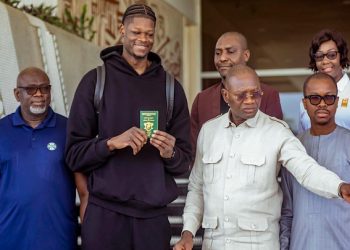 Mohamed Bamba reçoit son passeport ivoirien