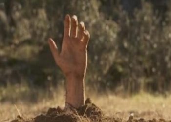 Un jeune se fait enterrer vivant