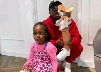 Simon Adingra vole au secours d’une jeune fille