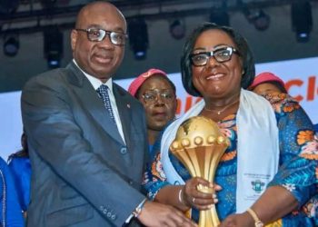 Anne Ouloto et Yacine Idriss Diallo tenant le trophée de la CAN 2023