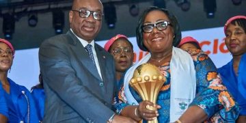 Anne Ouloto et Yacine Idriss Diallo tenant le trophée de la CAN 2023