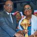 Anne Ouloto et Yacine Idriss Diallo tenant le trophée de la CAN 2023