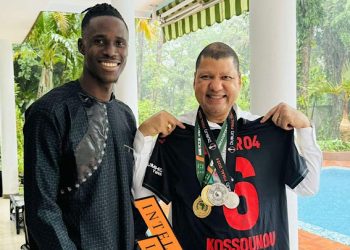 Odilon Kossounou présente ses trophées à Jean-Louis Billon