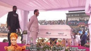 Les obsèques de la femme du pasteur Marcello 