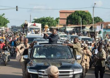 Le maire Amadou Koné présente le trophée de la CAN 2023 aux populations de Bouaké