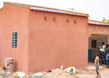 Aïcha Trembler, vient de réaliser un rêve cher en offrant une maison à sa mère et un tricycle à son grand frère