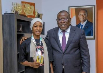 Le ministre gouverneur du District Autonome d’Abidjan Ibrahim Cissé Bacongo reçoit Mississira Ouattara, championne d’Afrique de judo