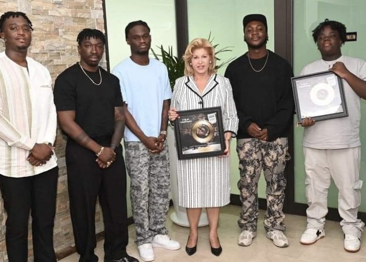 La Team Paiya présente son single d’or à la Première Dame