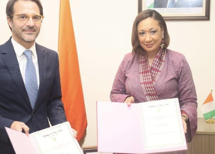 La ministre de la Culture et de la Francophonie, Françoise Remarck, et le nouvel ambassadeur suisse en Côte d’Ivoire, Dominique Favre, ont signé un accord de coopération majeur concernant l’importation